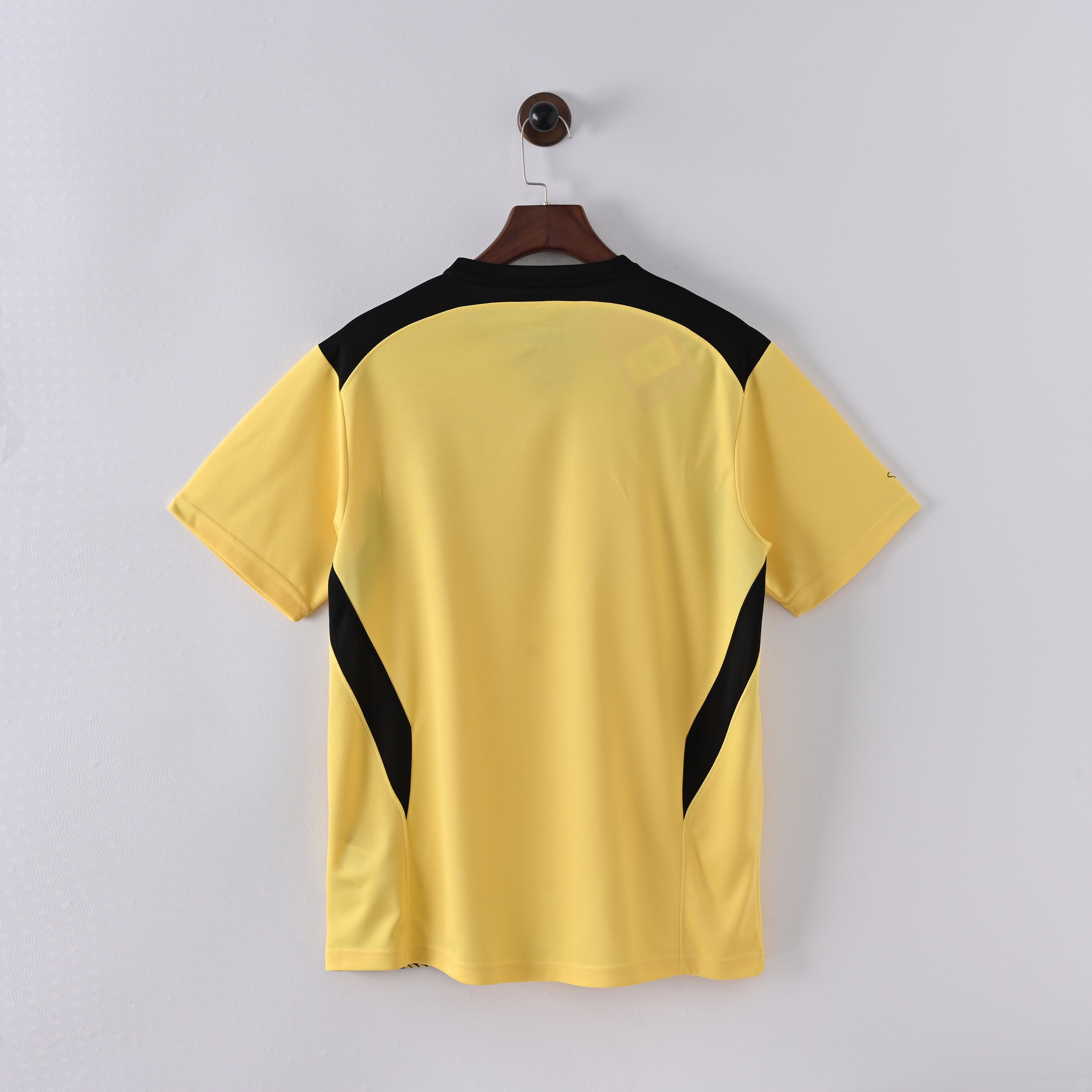 Retro Liverpool FC 2004/05 Jersey