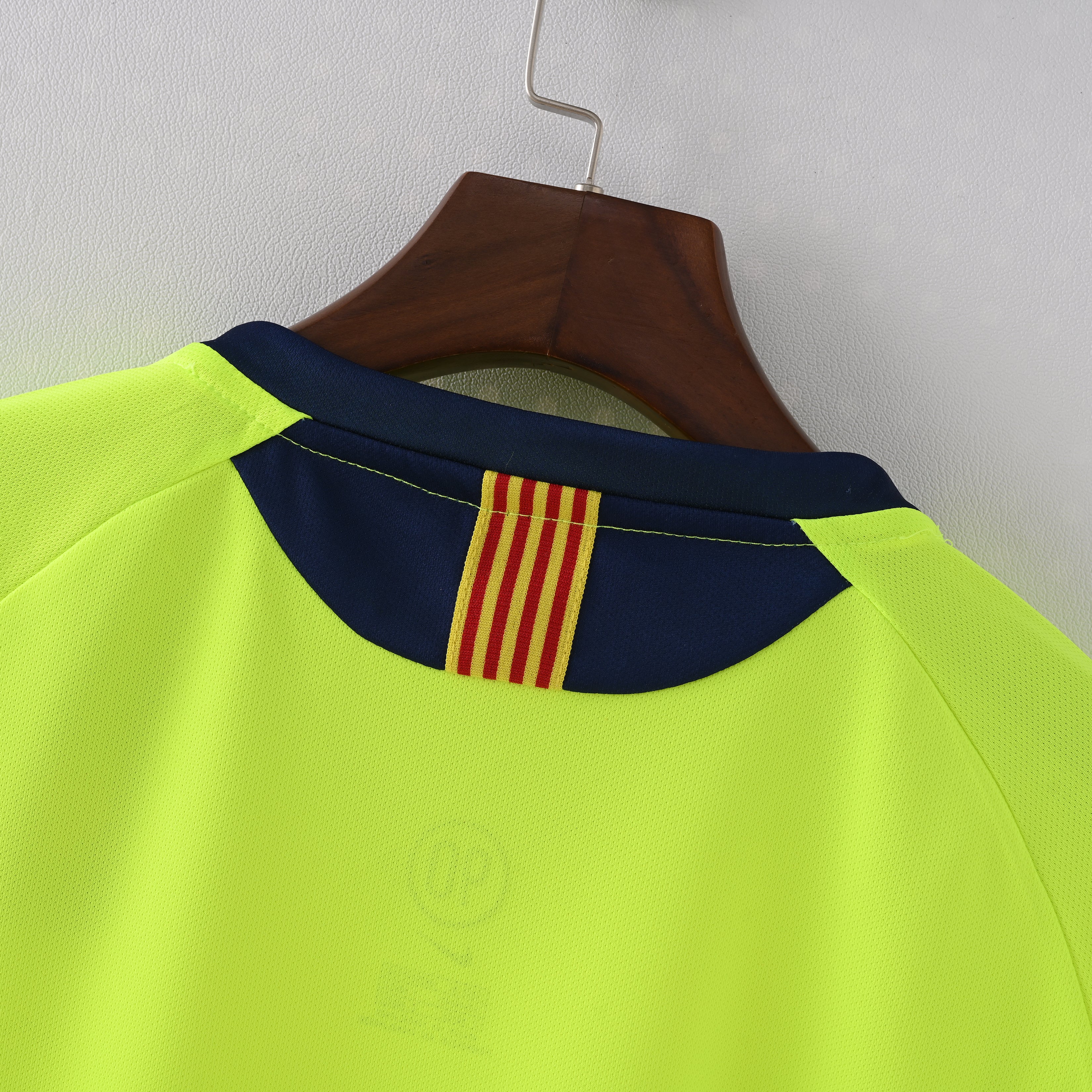 Retro Barcelona 2005/06 Jersey