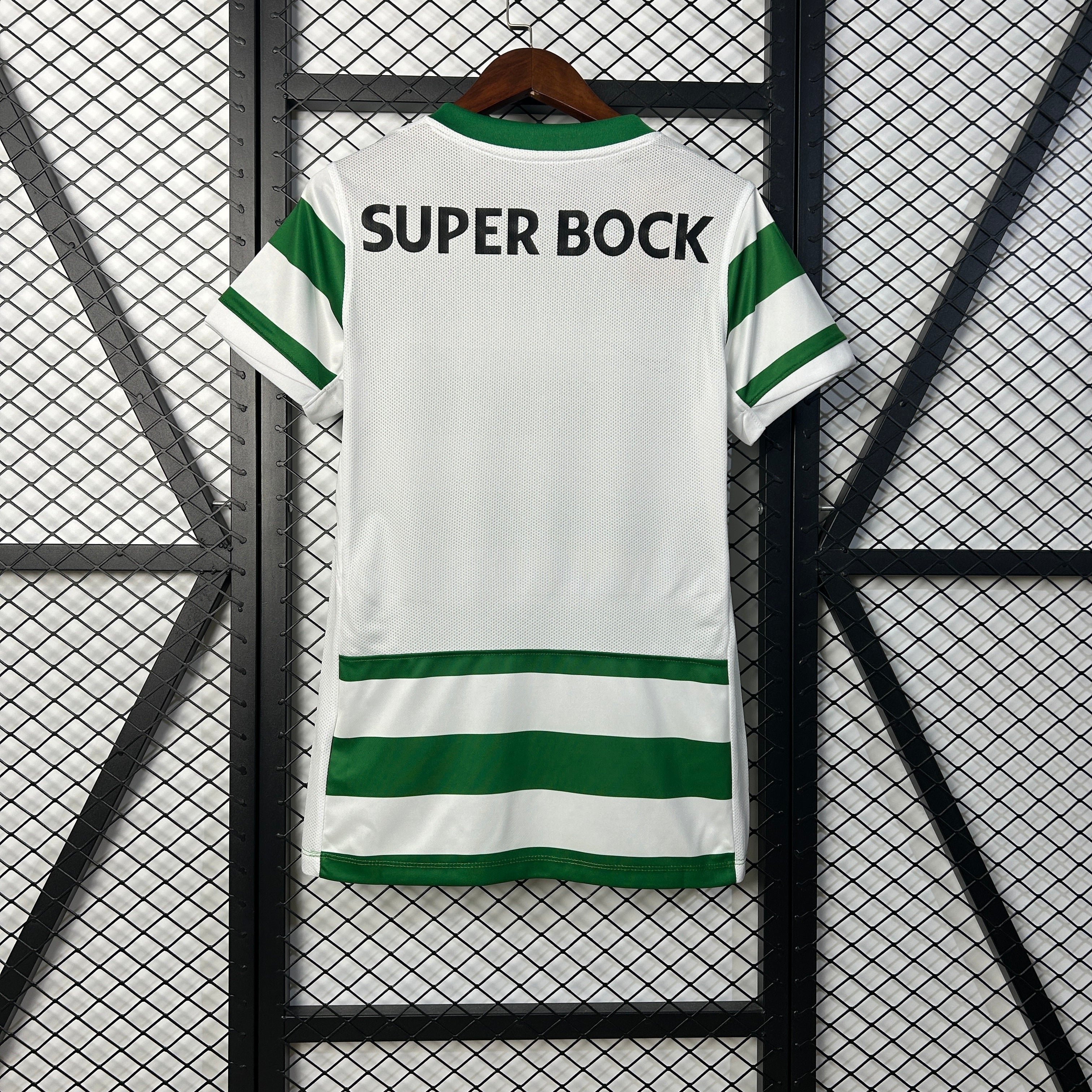 Woman Sporting CP 25/26 Home Jersey