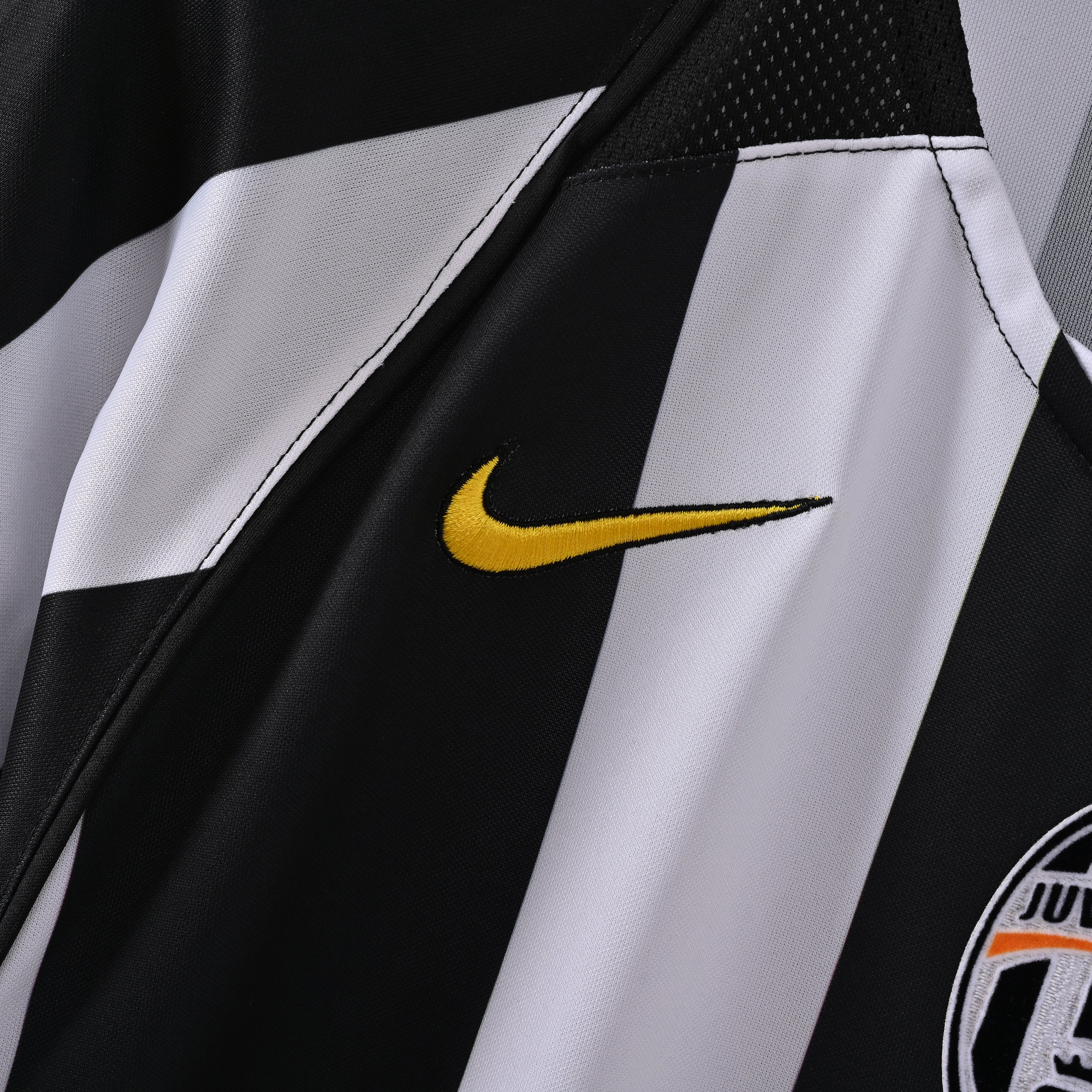 Retro Juventus 2004/05 Jersey