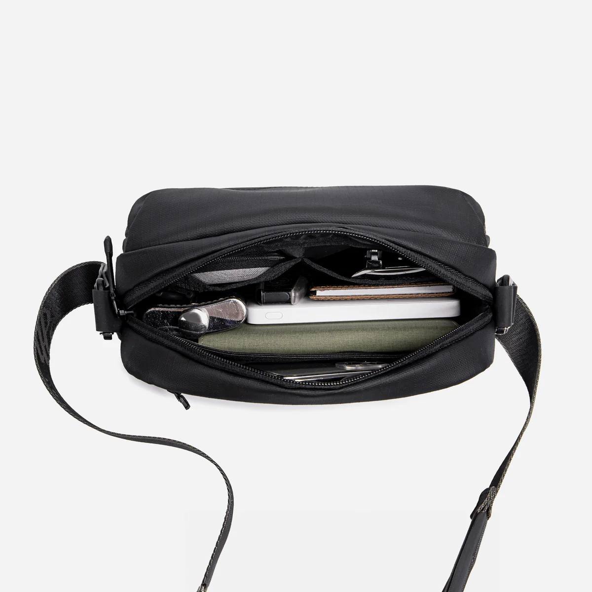 Sac Bandoulière etanche Compact et Anti-Vol – Étanche, Idéal pour Voyage et Tablette