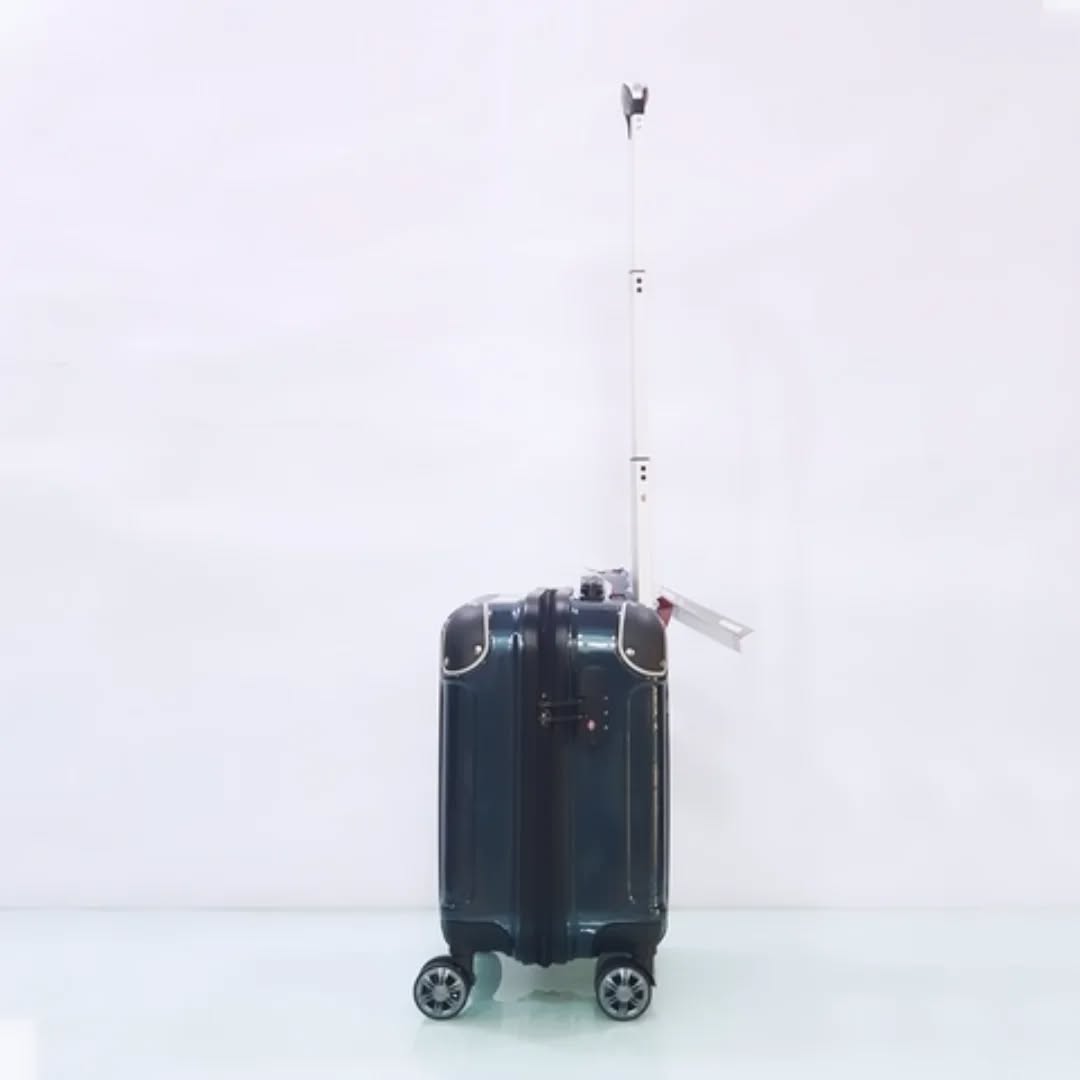 Détail du design effet Kevlar sur la coque rigide en polycarbonate de la valise cabine
