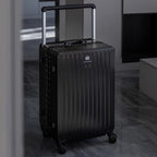 Valise de voyage noire haut de gamme avec roues pivotantes et poignée télescopique, élégante et résistante.