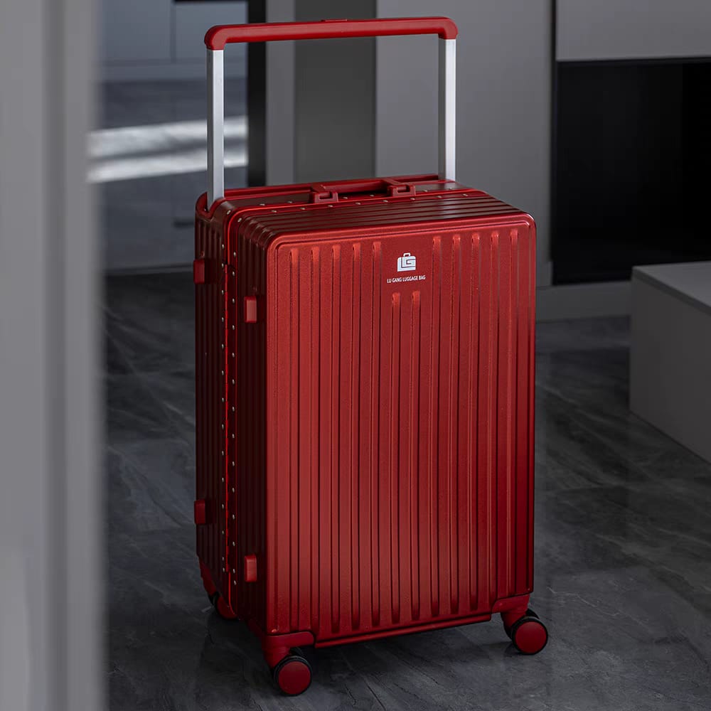 Valise haut de gamme ouverte montrant des compartiments bien organisés pour vêtements et accessoires.